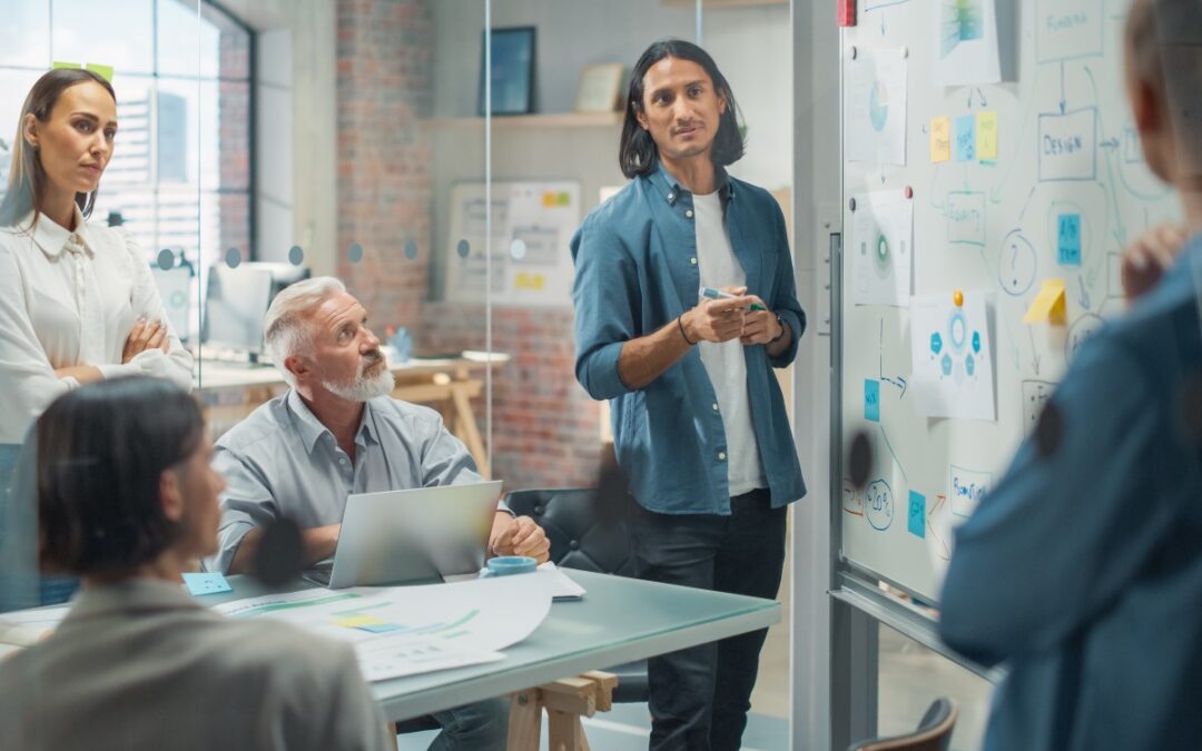 brainstorming en équipe dans un bureau pour trouver un slogan